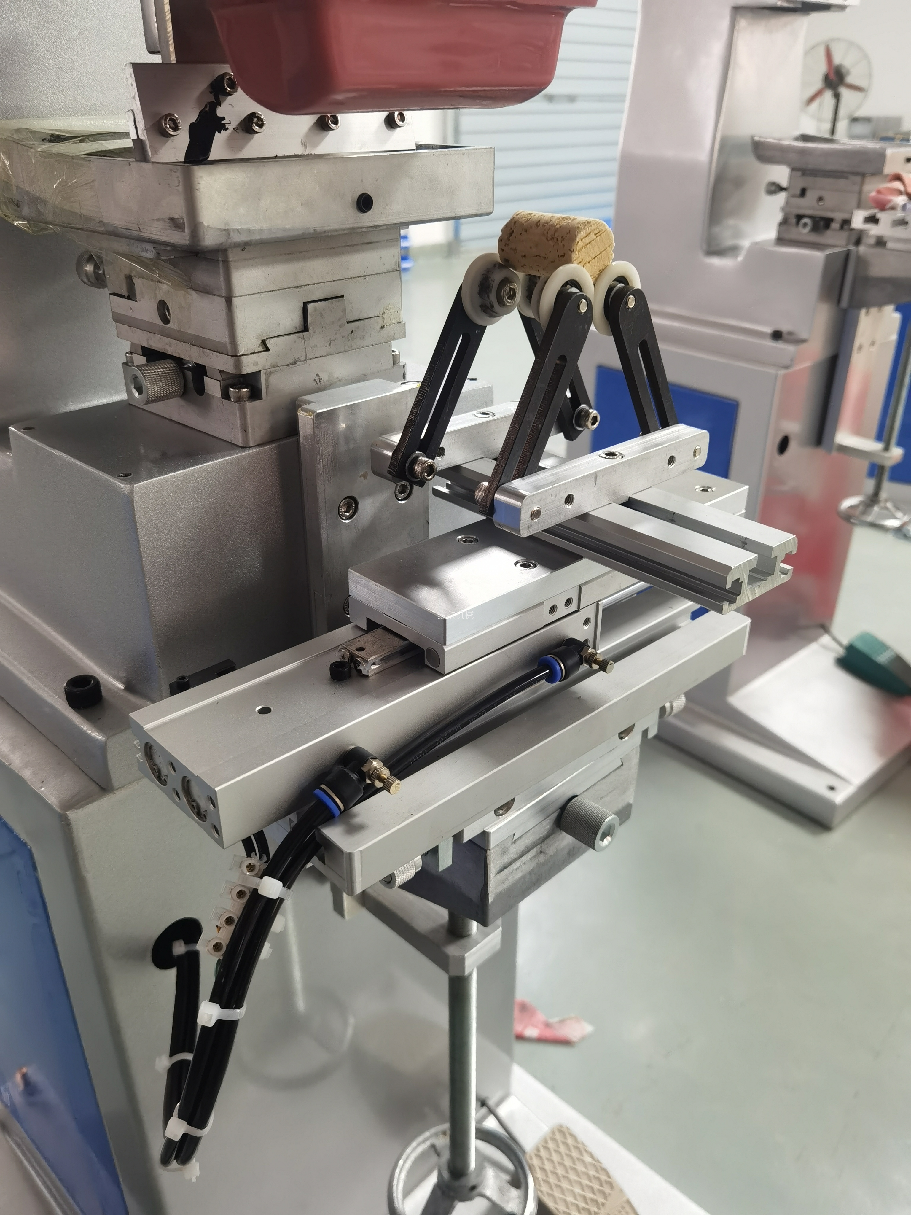 紅酒塞移印滾印機(jī)廠家，酒瓶曲面絲印機(jī)