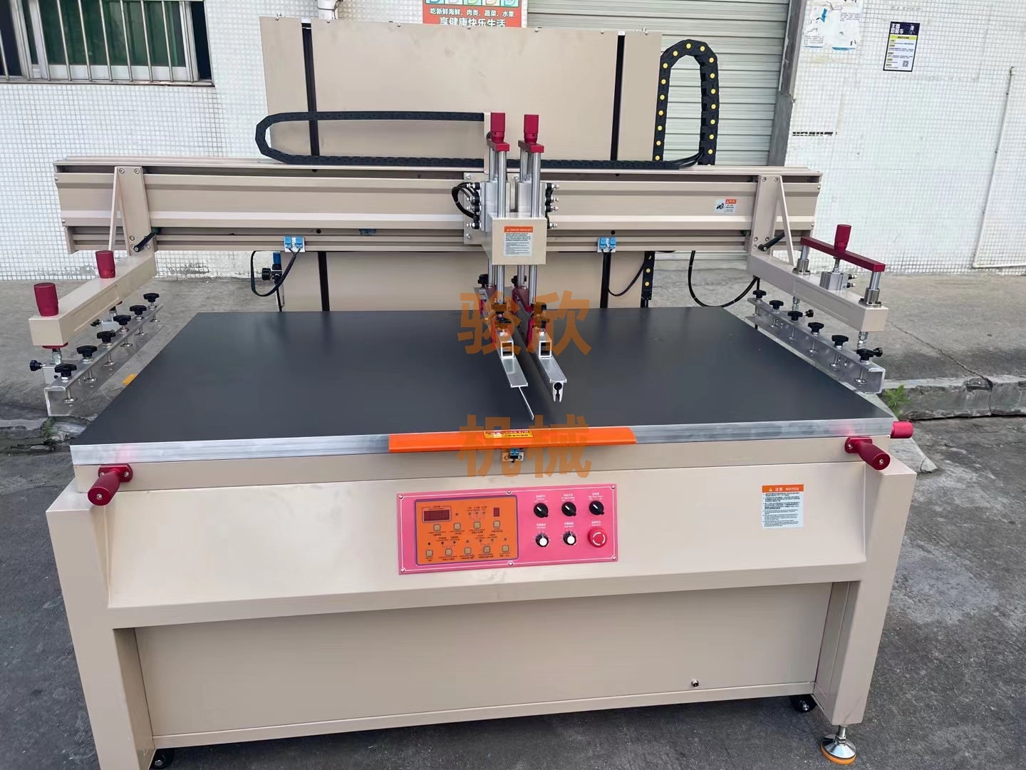 南京絲印機(jī)廠(chǎng)家，南京移印機(jī)廠(chǎng)家，駿欣機(jī)械玻璃絲印機(jī)印刷精度高